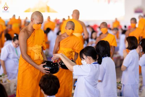 ภาพ No.76792:พิธีตักบาตรข้าวสารอาหารแห้ง  ณ บ้านแก้วเรือนทองคุณยายฯ สภาธรรมกายสากล  วัดพระธรรมกาย จ.ปทุมธานี  ในวันอาทิตย์ต้นเดือนที่ 6 มีนาคม พ.ศ. 2566