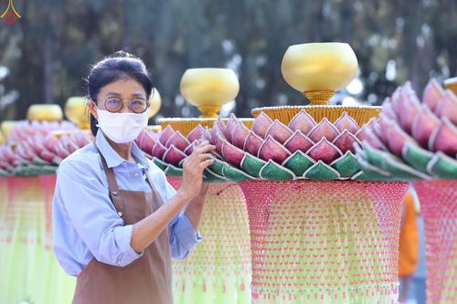 ภาพ No.300461:ภาพเบื้องหลังอาสาสมัครรวมใจ ชุดที่ 3 ในโครงการธรรมยาตรา กตัญญูบูชา มหาปูชนียาจารย์ พระมงคลเทพมุนี(สด จนฺทสโร) พระผู้ปราบมาร อนุสรณ์สถาน 7 แห่ง ปีที่ 14