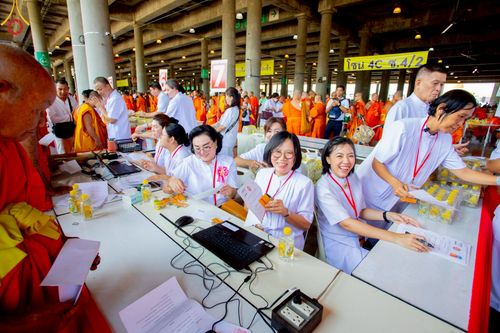 ภาพ No.219347:บรรยากาศการเดินทางเข้าวัดพระธรรมกาย , การต้อนรับปฏิสันถาร , การฉันภัตตาหารเช้า , การลงทะเบียนพระสังฆาธิการ  เนื่องในวันคุ้มครองโลก พิธีถวายมหาสังฆทานคณะสงฆ์ 40,000 กว่าวัดทั่วประเทศ ณ วัดพระธรรมกาย