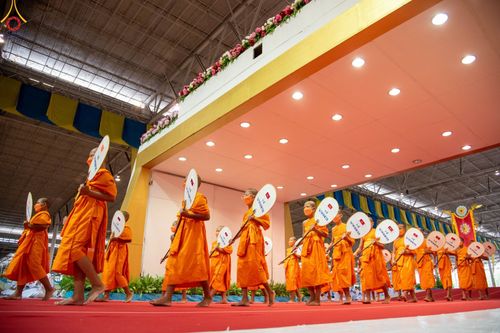 ภาพ No.85435:พิธีถวายมหาสังฆทานคณะสงฆ์ 2000 กว่าวัดทั่วประเทศปีที่ 23, พิธีถวายไทยธรรมคณะสงฆ์ 323 วัด 4 จังหวัดชายแดนภาคใต้, พิธีมอบปัจจัยช่วยเหลือครู 4 จังหวัดชายแดนภาคใต้ ณ สภาธรรมกายสากล วัดพระธรรมกาย ในวันสมาธิโลก อาทิตย์ที่ 6 สิงหาคม พ.ศ. 2566