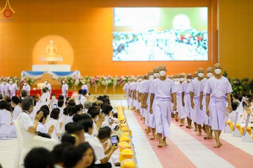 ภาพ No.101494:พิธีเวียนประทักษิณ, พิธีวันทาเจดีย์, พิธีขอขมาและมอบผ้าไตร ในโครงการอุปสมบทหมู่ รุ่นบูชาธรรมมหาปูชนียาจารย์ ณ วัดพระธรรมกาย ในวันที่ 9 ธันวาคม พ.ศ. 2566