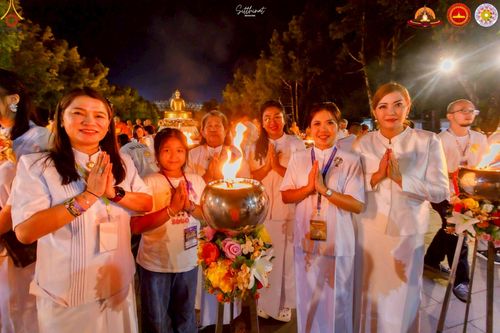 ภาพ No.224550:วันจันทร์ที่ 12 พฤษภาคม พ.ศ. 2568  ชาวพุทธในอินโดนีเซีย ร่วมฉลองวิสาขบูชาจุดประทีปกว่า 200,000 ดวง ณ พระมหาเจดีย์บรมพุทโธ  เจริญพุทธมนต์ถวาย “พระวชิรเกล้าเจ้าอยู่หัว”