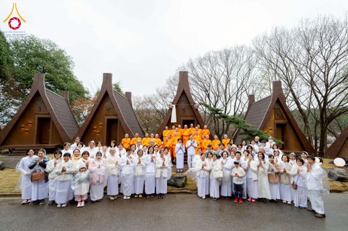 ภาพ No.221038:วันที่ 13 เมษายน พ.ศ. 2568 พิธีโปรยรัตนชาติปฐมเริ่มสถาปนาเจดีย์ และ พิธีเปิดหมู่บ้านปฏิบัติธรรม เพื่อการบรรลุธรรม ณ วัดป่าธรรมกายนานาชาติโทชิหงิ  ประเทศญี่ปุ่น