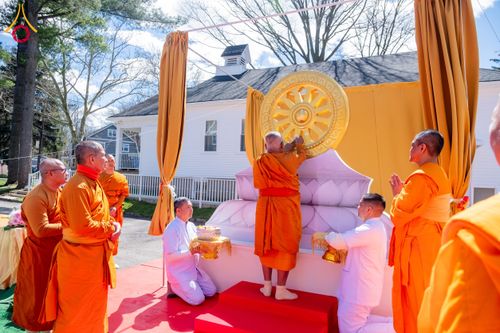 ภาพ No.62450:คณะศิษยานุศิษย์รวมใจสถาปนาและสมโภช ธรรมจักร เพื่ออัญเชิญประดิษฐาน ณ ยอดอุโบสถ 80 ปี หลวงพ่อธัมมชโย วัดพระธรรมกายนิวเจอร์ซี ประเทศสหรัฐอเมริกา  วันอาทิตย์ที่ 7 เมษายน พ.ศ. 2567