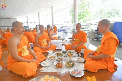 ภาพ No.143254:พิธีถวายภัตตาหารเพื่อเป็นกำลังแห่งการเข้าถึงธรรม ของพระภิกษุสามเณร วัดพระธรรมกาย วันเสาร์ที่ 6 กรกฏาคม พ.ศ. 2567 ณ หอฉันคุณยายอาจารย์ วัดพระธรรมกาย จ.ปทุมธานี