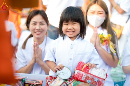 ภาพ No.101891:ตักบาตรพระ 10,000 รูป เติมบุญให้แผ่นดิน เนื่องในโอกาส 192 ปี จังหวัดกาญจนบุรี หนึ่งในโครงการตักบาตรพระ 2,000,000 รูป  77 จังหวัดทุกวัดทั่วไทย วันจันทร์ที่ 11 ธันวาคม พ.ศ. 2566 บริเวณถนนสองแคว (SKY WALK) เมืองกาญจนบุรี