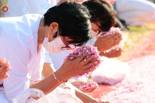 ภาพ No.107933:พิธีต้อนรับพระธรรมยาตรา ในโครงการธรรมยาตรากตัญญูบูชา มหาปูชนียาจารย์ พระมงคลเทพมุนี(สด จนฺทสโร) พระผู้ปราบมาร อนุสรณ์สถาน 7 แห่ง ปีที่ 12 วันที่ 7 มกราคม พ.ศ. 2567 ณ อนุสรณ์สถานคลองบางนางแท่น  อ.สามพราน จ.นครปฐม