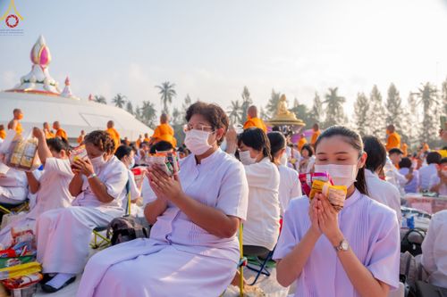ภาพ No.110316:พิธีตักบาตรพระธรรมยาตราฯ ในโครงการธรรมยาตรากตัญญูบูชา มหาปูชนียาจารย์ พระมงคลเทพมุนี(สด จนฺทสโร) พระผู้ปราบมาร ปีที่ 12 ณ อนุสรณ์สถานลำดับที่ 2 สถานที่ตั้งมโนปณิธานบวชตลอดชีวิต อนุสรณ์สถานบางนางแท่น จ.นครปฐม วันที่ 11 มกราคม พ.ศ. 2567