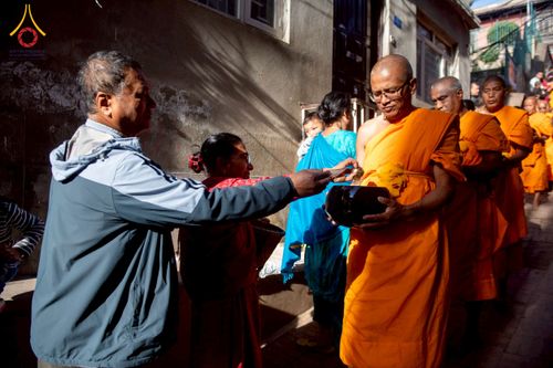 ภาพ No.213181:วันที่ 17 - 18 มีนาคม พ.ศ. 2568 คณะสงฆ์และสามเณรเดินบิณฑบาต รอบเมืองในพื้นที่ วัดสยมภูวนาถและราชวังปาตัน ณ เมืองกาฐมาณฑุ ประเทศเนปาล