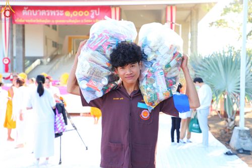 ภาพ No.103913:พิธีตักบาตรพระ 1,000 รูป ครั้งที่ 7 ถวายเป็นพุทธบูชา เพื่อช่วยเหลือคณะสงฆ์ 323 วัด 4 จังหวัดชายแดนภาคใต้ และถวายแด่คณะสงฆ์จังหวัดพิษณุโลก ณ ลานธรรมธุดงคสถานพิษณุโลก อ.วังทอง จ.พิษณุโลก วันที่ 24 ธันวาคม พ.ศ. 2566