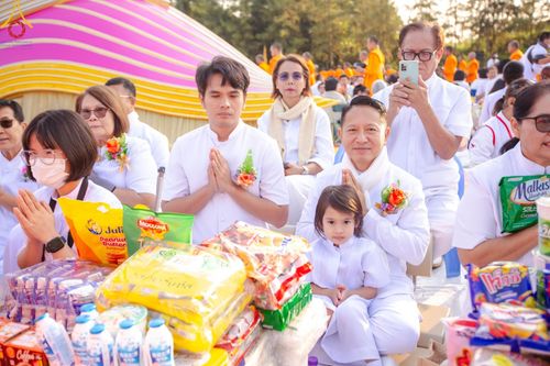 ภาพ No.193029:พิธีตักบาตรพระธรรมยาตรา ณ อนุสรณ์สถานคลองบางนางแท่น อ.สามพราน จ.นครปฐม ในโครงการธรรมยาตรา กตัญญูบูชา มหาปูชนียาจารย์ พระมงคลเทพมุนี(สด จนฺทสโร) พระผู้ปราบมาร อนุสรณ์สถาน 7 แห่ง ปีที่ 13 วันที่ 11 มกราคม พ.ศ.2568
