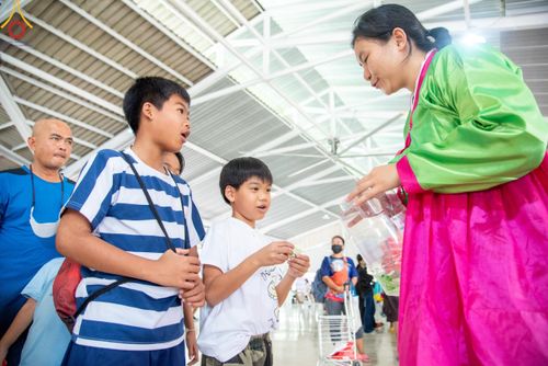 ภาพ No.111301:กิจกรรมงานวันเด็กแห่งชาติ รวมพลังเด็กเก่งและดี สร้างความดีสากล ปีที่ 6 ร่วมจัดโดย เทศบาลเมืองท่าโขลง พุทธสมาคมปทุมธานี องค์การบริหารส่วนตำบลคลองสาม ณ วัดพระธรรมกาย จ.ปทุมธานี วันที่ 13 มกราคม พ.ศ. 2567