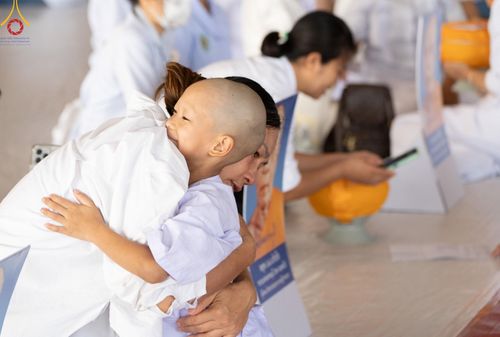 ภาพ No.133979:พิธีขอขมามอบผ้าไตร โครงการบรรพชาสามเณร ศูนย์อบรมวัดพระธรรมกาย ณ วัดพระธรรมกาย วันเสาร์ที่ 6 เมษายน พ.ศ. 2567