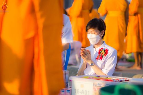 ภาพ No.105316:พิธีตักบาตรฉลองพระบวชใหม่ รุ่นบูชาธรรมมหาปูชนียาจารย์ และต้อนรับศักราชใหม่ วันจันทร์ที่ 1 มกราคม พ.ศ. 2567 ณ ลานธรรมพระมหาธรรมกายเจดีย์ วัดพระธรรมกาย
