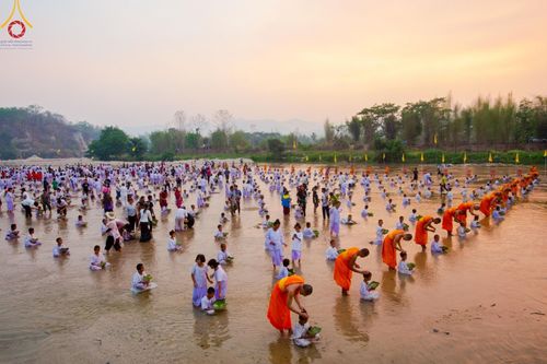 ภาพ No.63347:Photo Story  มหัศจรรย์วัดดงดินแดง Episode 1  พิธีปลงผมนาคธรรมทายาท  ในโครงการบรรพชาอุปสมบทหมู่ ฟื้นฟูพระพุทธศาสนาทั่วไทย วัดดงดินแดง ณ ลำน้ำแม่ตื่น อ.อมก๋อย จ.เชียงใหม่ วันที่ 2 เมษายน พ.ศ. 2567