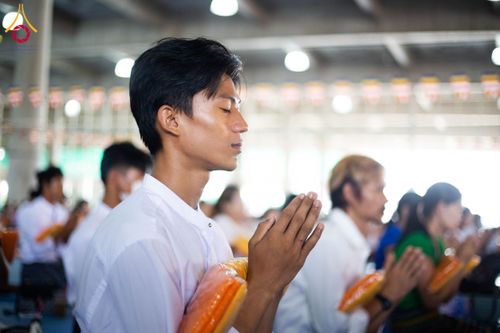 ภาพ No.143748:พิธีถวายผ้าไตร, สวดธรรมจักร, ปฏิบัติธรรม และฟังแสดงพระธรรมเทศนา ภาษาเมียนมา โดยมีสาธุชนชาวเมียนมากว่า 4,000 คน เข้าร่วมพิธี ณ มหารัตนวิหารคด วัดพระธรรมกาย วันอาทิตย์ที่ 7 กรกฎาคม พ.ศ. 2567