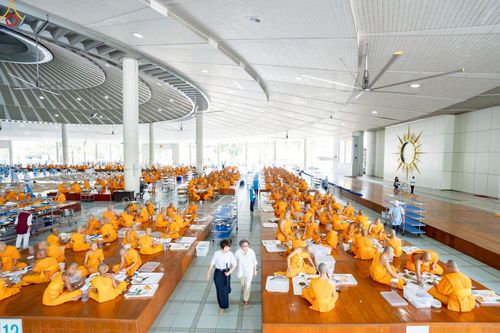 ภาพ No.229750:วันที่ 25 มิถุนายน พ.ศ. 2568 (แรม 15 ค่ำ เดือน 7) พิธีบุพเปตพลี ครั้งที่ 166 ร่วมอุทิศบุญแด่หมู่ญาติที่ล่วงลับไปแล้ว และสืบทอดอายุพระพุทธศาสนา ณ หอฉันคุณยายอาจารย์ฯ วัดพระธรรมกาย