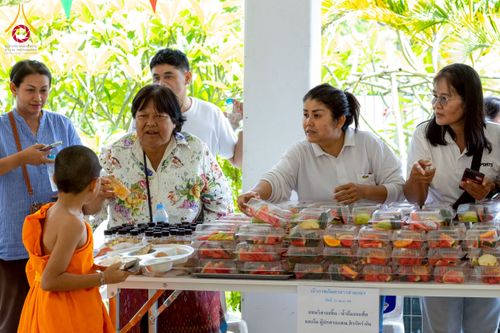 ภาพ No.218123:วันอาทิตย์ที่ 13 เมษายน พ.ศ. 2568 พิธีตักบาตรฉลองสามเณรใหม่ 75 รูป เนื่องในวันสงกรานต์ (โครงการบรรพชาสามเณรฟื้นฟูพระพุทธศาสนาทั่วไทย ประจำปีพุทธศักราช 2568) ณ ศูนย์ปฏิบัติธรรมระยอง(บ้านช่องลม) ตำบลบางบุตร อำเภอบ้านค่าย จังหวัดระยอง