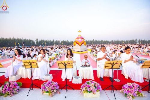 ภาพ No.201099:พิธีตักบาตรพระธรรมยาตรา ณ อนุสรณ์สถานลำดับที่ 5 สถานที่เผยแผ่วิชชาธรรมกายครั้งแรก อนุสรณ์สถานบางปลา วัดบางปลา อำเภอบางเลน จังหวัดนครปฐม ในโครงการธรรมยาตรา กตัญญูบูชา มหาปูชนียาจารย์ พระมงคลเทพมุนี(สด จนฺทสโร) พระผู้ปราบมาร อนุสรณ์สถาน 7 แห่ง ปีที่ 13