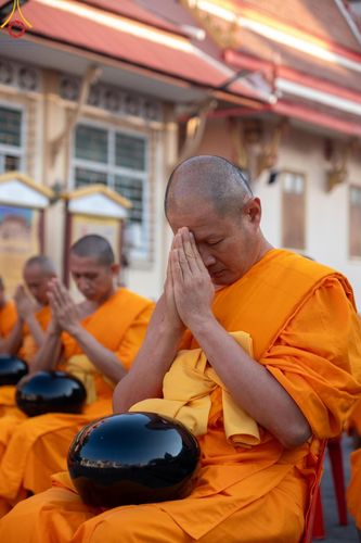 ภาพ No.197711:พิธีตักบาตรพระธรรมยาตรา ณ อนุสรณ์สถานลำดับที่ 4 สถานที่เกิดด้วยกายธรรม วัดโบสถ์(บน) ต.บางคูเวียง จ.นนทบุรี ในโครงการธรรมยาตรา กตัญญูบูชา มหาปูชนียาจารย์ พระมงคลเทพมุนี(สด จนฺทสโร) พระผู้ปราบมาร อนุสรณ์สถาน 7 แห่ง ปีที่ 13 วันที่ 19 มกราคม พ.ศ. 2568