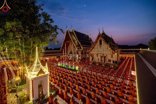 ภาพ No.112085:พิธีจุดประทีปถวายเป็นพุทธบูชา และบูชาธรรมมหาปูชนียาจารย์ พระมงคลเทพมุนี(สด จนฺทสโร) ในโครงการธรรมยาตรา กตัญญูบูชา มหาปูชนียาจารย์ พระมงคลเทพมุนี(สด จนฺทสโร) พระผู้ปราบมาร อนุสรณ์สถาน 7 แห่ง ปีที่ 12 วันที่ 14 มกราคม พ.ศ. 2567 ณ วัดสองพี่น้อง อ.สองพี่น้อง