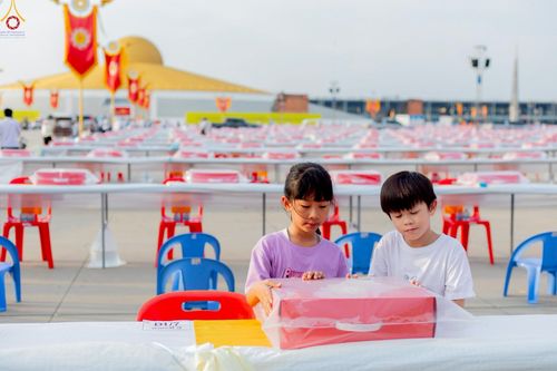 ภาพ No.225128:วันที่ 20 - 27 เมษายน พ.ศ. 2568 "ภาพแห่งความปลื้มที่ไม่มีวันจบ" คณะสงฆ์สามเณร เจ้าหน้าที่ และสาธุชน ร่วมแรงร่วมใจกันเตรียมงานและเก็บงาน เพื่อวันคุ้มครองโลก พิธีถวายมหาสังฆทานคณะสงฆ์ 40,000 กว่าวัดทั่วประเทศ