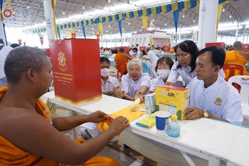 ภาพ No.147125:พิธีมุทิตาสักการะพระภิกษุ ผู้สอบได้เปรียญธรรม 9 ประโยคระดับโลกปีที่ 36, พิธีมอบโล่เกียรติยศและทุนการศึกษา สำนักเรียนบาลีดีเด่นทั่วประเทศ, พิธีถวายมหาสังฆทานคณะสงฆ์ 2,000 กว่าวัด ทั่วประเทศ ปีที่ 24, พิธีถวายไทยธรรมคณะสงฆ์ 323 วัด 4 จังหวัดชายแดนภาคใต้