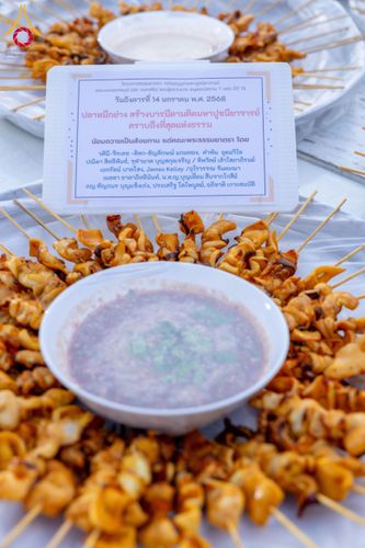 ภาพ No.194975:พิธีถวายภัตตาหารเป็นสังฆทาน แด่พระธรรมยาตรา ณ อนุสรณ์สถานมหาวิหารพระมงคลเทพมุนี (โลตัสแลนด์) อ.สองพี่น้อง จ.สุพรรณบุรี ในโครงการธรรมยาตรา กตัญญูบูชา มหาปูชนียาจารย์ พระมงคลเทพมุนี(สด จนฺทสโร) พระผู้ปราบมาร แห่ง ปีที่ 13 วันที่ 14 มกราคม พ.ศ.2568