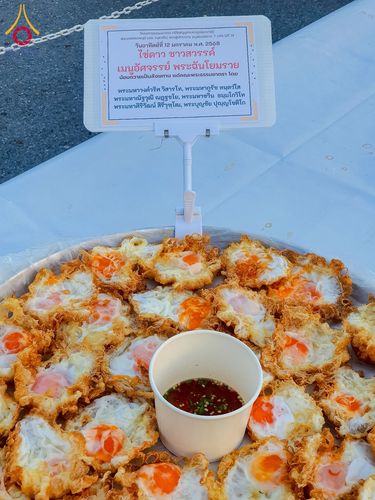 ภาพ No.193790:สาธุชนถวายภัตตาหารเป็นสังฆทาน แด่พระธรรมยาตรา ณ อนุสรณ์สถานมหาวิหารพระมงคลเทพมุนี (โลตัสแลนด์) อ.สองพี่น้อง จ.สุพรรณบุรี ในโครงการธรรมยาตรา กตัญญูบูชา มหาปูชนียาจารย์ พระมงคลเทพมุนี(สด จนฺทสโร) พระผู้ปราบมาร ปีที่ 13 วันที่ 12 มกราคม พ.ศ.2568