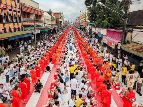 ภาพ No.146314:ตักบาตรพระ 1,384 รูป ทำบุญเมืองฝางครบรอบ 1,383 ปี ถวายเป็นพระราชกุศลแด่พระบาทสมเด็จพระเจ้าอยู่หัว เนื่องในโอกาสพระราชพิธีมหามงคล เฉลิมพระชนมพรรษา 6 รอบ 72 พรรษา วันเสาร์ที่ 27 กรกฎาคม พ.ศ.2567  ณ ถนนหน้าที่ว่าการอำเภอฝาง จ.เชียงใหม่