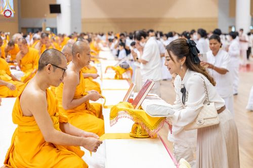 ภาพ No.138873:พิธีถวายกองทุนสนับสนุน การสร้างพระไตรปิฎกฉบับธรรมชัย และอนุรักษ์คัมภีร์ใบลาน น้อมบูชาธรรมหลวงพ่อธัมมชโย 80 ปี ณ ห้องแก้วสารพัดนึก 2 วัดพระธรรมกาย วันเสาร์ที่ 1 มิถุนายน พศ. 2567