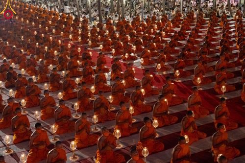 ภาพ No.107189:พิธีจุดประทีปถวายเป็นพุทธบูชา และบูชาธรรมมหาปูชนียาจารย์ ในโครงการธรรมยาตรากตัญญูบูชา มหาปูชนียาจารย์ พระมงคลเทพมุนี(สด จนฺทสโร) พระผู้ปราบมาร  อนุสรณ์สถาน 7 แห่ง ปีที่ 12  วันที่ 6 มกราคม พ.ศ. 2567 ณ อนุสรณ์สถานมหาวิหารพระมงคลเทพมุนี อ.สองพี่น้อง จ.สุพร