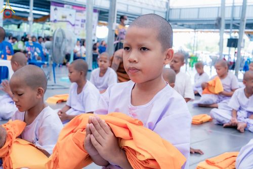 ภาพ No.133515:พิธีขอขมารับผ้าไตร, พิธีบรรพชาสามเณร, สามเณรออกบิณฑบาต ในโครงการบรรพชาสามเณร ฟื้นฟูพระพุทธศาสนาทั่วไทย  ณ ศูนย์ปฏิบัติธรรม และอบรมเยาวชนเมืองยะลา วันที่ 3 เมษายน พ.ศ. 2567