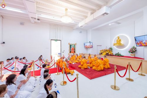 ภาพ No.252309:วันที่ 4-5 ตุลาคม พ.ศ. 2568  วัดพระธรรมกายแคลิฟอร์เนีย ประเทศสหรัฐอเมริกา ได้จัดพิธีตัดปอยผม โดยคณะสงฆ์ ญาติ ๆ และสาธุชน ให้กับนาคธรรมทายาท 8 ท่าน และได้จัดพิธีบรรพชา-อุปสมบท ฉลองพิธีทอดกฐินบรมจักรพรรดิ สร้างอุโบสถ 82 ปี บูชาธรรมหลวงพ่อธัมมชโย