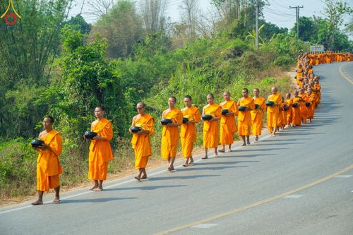 ภาพ No.62323:Photo Story  มหัศจรรย์วัดดงดินแดง Episode 4 กิจกรรมตักบาตรฉลองพระ-เณรกว่า 500 รูป