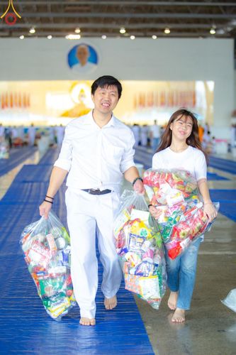 ภาพ No.137239:พิธีตักบาตร และปฏิบัติธรรม ในวันวิสาขบูชา วันพุธที่ 22 พฤษภาคม พ.ศ. 2567 ( วันพระขึ้น15 ค่ำ เดือน 6 ) ณ วัดพระธรรมกาย จ.ปทุมธานี