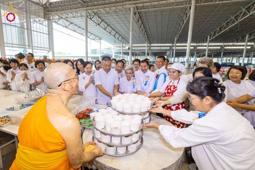 ภาพ No.202756:พิธีถวายภัตตาหารเป็นสังฆทาน แด่พระธรรมยาตรา ณ วัดพระธรรมกาย ตำบลคลองสาม อำเภอคลองหลวง จังหวัดปทุมธานี ในโครงการธรรมยาตรา กตัญญูบูชา มหาปูชนียาจารย์ พระมงคลเทพมุนี(สด จนฺทสโร) พระผู้ปราบมาร อนุสรณ์สถาน 7 แห่ง ปีที่ 13 วันที่ 28 มกราคม พ.ศ. 2568