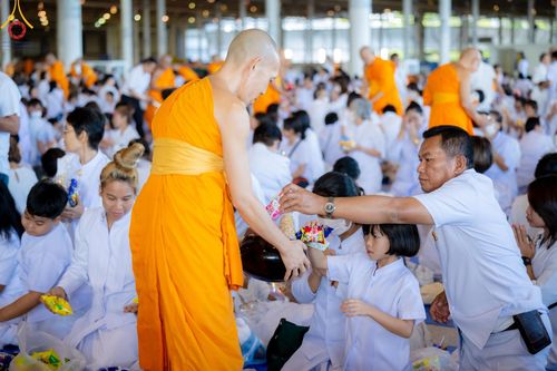 ภาพ No.151071:พิธีตักบาตร ในวันอาทิตย์ต้นเดือน วันที่ 1 กันยายน พ.ศ. 2567 ณ สภาธรรมกายสากล วัดพระธรรมกาย