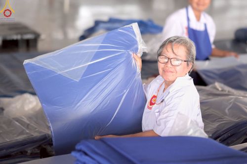 ภาพ No.218528:วันที่ 15 - 18 เมษายน พ.ศ. 2568 การเตรียมภาชนะสำหรับถวายภัตตาหาร , การจัดโต๊ะเก้าอี้ในลานธรรม , การแพ็คพัสดุงานต้อนรับ เพื่องานวันคุ้มครองโลก 22 เมษายน พ.ศ.2568 วัดพระธรรมกาย