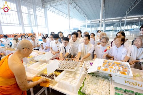 ภาพ No.203745:พิธีถวายภัตตาหารเป็นสังฆทาน แด่พระธรรมยาตรา ณ วัดพระธรรมกาย ตำบลคลองสาม อำเภอคลองหลวง จังหวัดปทุมธานี ในโครงการธรรมยาตรา กตัญญูบูชา มหาปูชนียาจารย์ พระมงคลเทพมุนี(สด จนฺทสโร) พระผู้ปราบมาร อนุสรณ์สถาน 7 แห่ง ปีที่ 13 วันที่ 30 มกราคม พ.ศ. 2568