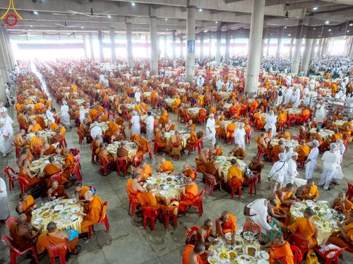 ภาพ No.219476:วันอังคารที่ 22 เมษายน พ.ศ. 2568 พิธีมอบปัจจัยช่วยเหลือครู 4 จังหวัดชายแดนภาคใต้ , พิธีกล่าวคำถวายอุปกรณ์ เพื่อเตรียมการต้อนรับคณะสงฆ์ฯ , พิธีกล่าวคำถวายภัตตาหารเป็นสังฆทาน , คณะสงฆ์ฉันภัตตาหารเพล  เนื่องในวันคุ้มครองโลก พิธีถวายมหาสังฆทานแด่คณะสงฆ์