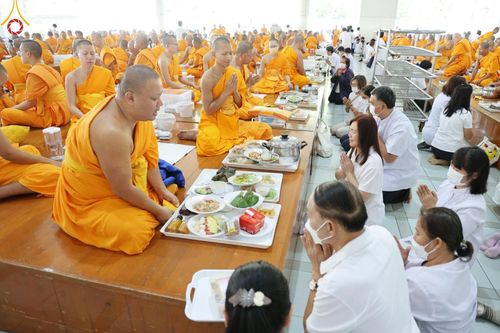 ภาพ No.205754:พิธีสวดพระพุทธมนต์ และถวายภัตตาหารเมนูสวรรค์แด่พระภิกษุ สามเณร วันจันทร์ที่ 3 กุมภาพันธ์ พ.ศ. 2568 ณ หอฉันคุณยายอาจารย์ฯ วัดพระธรรมกาย
