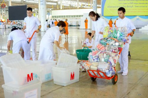 ภาพ No.243550:วันที่ 7 กันยายน พ.ศ. 2568 พิธีตักบาตร ข้าวสารอาหารแห้ง ในวันครูผู้ค้นพบวิชชาธรรมกาย ณ บ้านแก้วเรือนทองคุณยายฯ สภาธรรมกายสากล วัดพระธรรมกาย