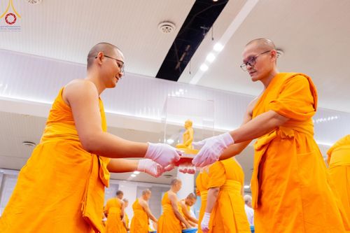 ภาพ No.159549:สัมมนาพิเศษและพิธีมอบองค์พระธรรมกาย 2,000 องค์ ณ ห้องแก้วสารพัดนึก 1 วัดพระธรรมกาย วันอาทิตย์ต้นเดือนที่ 6 ตุลาคม พ.ศ. 2567