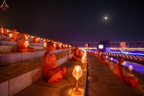 ภาพ No.125087:พิธีเวียนประทักษิณและจุดมาฆประทีป (ชุดที่ 2) ในวันมาฆบูชา เสาร์ที่ 24 กุมภาพันธ์ พ.ศ. 2567 ณ พระมหาธรรมกายเจดีย์ วัดพระธรรมกาย