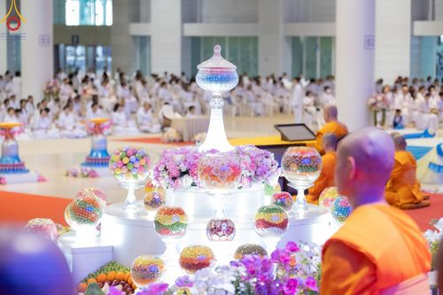 ภาพ No.177648:พิธีตักบาตรและพิธีบูชาข้าวพระ ในวันอาทิตย์ต้นเดือนที่ 1 ธันวาคม พ.ศ. 2567 ณ สภาธรรมกายสากล วัดพระธรรมกาย