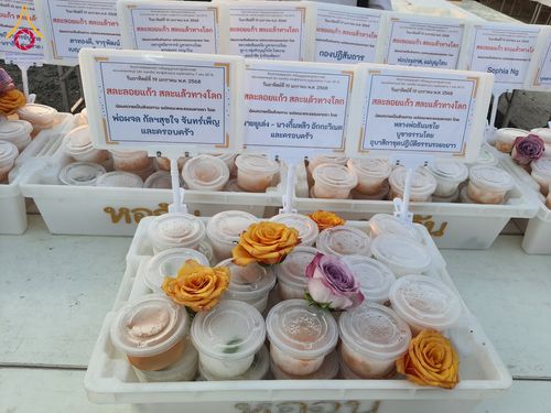 ภาพ No.198001:สาธุชนถวายภัตตาหารเป็นสังฆทาน แด่พระธรรมยาตรา ณ วัดโบสถ์(บน) ตำบลบางคูเวียง อำเภอบางกรวย จังหวัดนนทบุรี ในโครงการธรรมยาตรา กตัญญูบูชา มหาปูชนียาจารย์ พระมงคลเทพมุนี(สด จนฺทสโร) พระผู้ปราบมาร อนุสรณ์สถาน 7 แห่ง ปีที่ 13 วันที่ 19 มกราคม พ.ศ. 2568