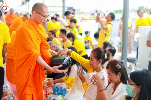 ภาพ No.146515:มหาสังฆทานถวายเป็นพุทธบูชาครั้งยิ่งใหญ่ โครงการทำบุญตักบาตร เพื่อถวายเป็นพระราชกุศล เนื่องในโอกาสมหามงคลเฉลิมพระชนมพรรษา พระบาทสมเด็จพระเจ้าอยู่ห้วฯ ทรงเจริญพระชนมพรรษา 6 รอบ 72 พรรษา