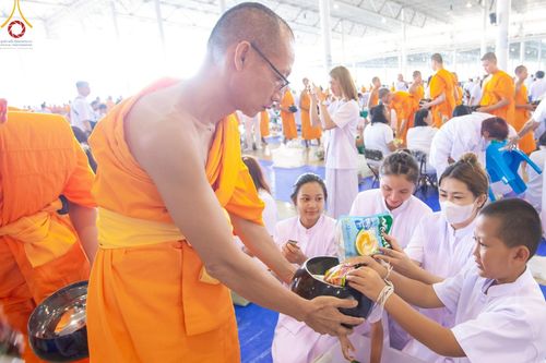 ภาพ No.222047:วันที่ 4 พฤษภาคม พ.ศ. 2568 พิธีตักบาตร เนื่องในวันอาทิตย์ต้นเดือน ณ บ้านแก้วเรือนทองคุณยายฯ วัดพระธรรมกาย