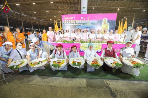 ภาพ No.204360:พิธีถวายภัตตาหารเป็นสังฆทาน แด่พระธรรมยาตรา ณ วัดพระธรรมกาย ตำบลคลองสาม อำเภอคลองหลวง จังหวัดปทุมธานี ในโครงการธรรมยาตรา กตัญญูบูชา มหาปูชนียาจารย์ พระมงคลเทพมุนี(สด จนฺทสโร) พระผู้ปราบมาร อนุสรณ์สถาน 7 แห่ง ปีที่ 13 วันที่ 31 มกราคม พ.ศ. 2568